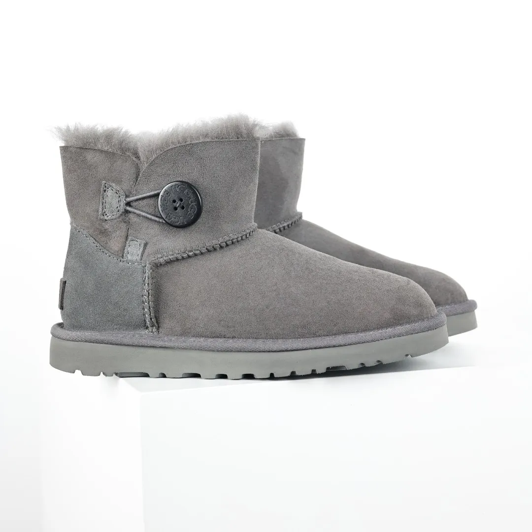 Pick up locally 💰540 The core recommendation is good price UGG basic Bailey twist style Xiaohongshu hot style Henan Longfeng leather production Sheepskin integrated top quality in the market 2-3 cm cashmere insole to keep warm in winter and a very suitable choice for home use UUG has launched a style series in the new year, which is partially geared towards the preferences of young consumers and has also moved to the forefront of fashion trends. Shoe body material Water-repellent coated suede upper 17mm UGGPURE™ implanted wool insole Lightweight non-slip comfortable rubber outsole With brand LOGO Trademark Comes with full packaging Size: 35 36 37 38 39 40